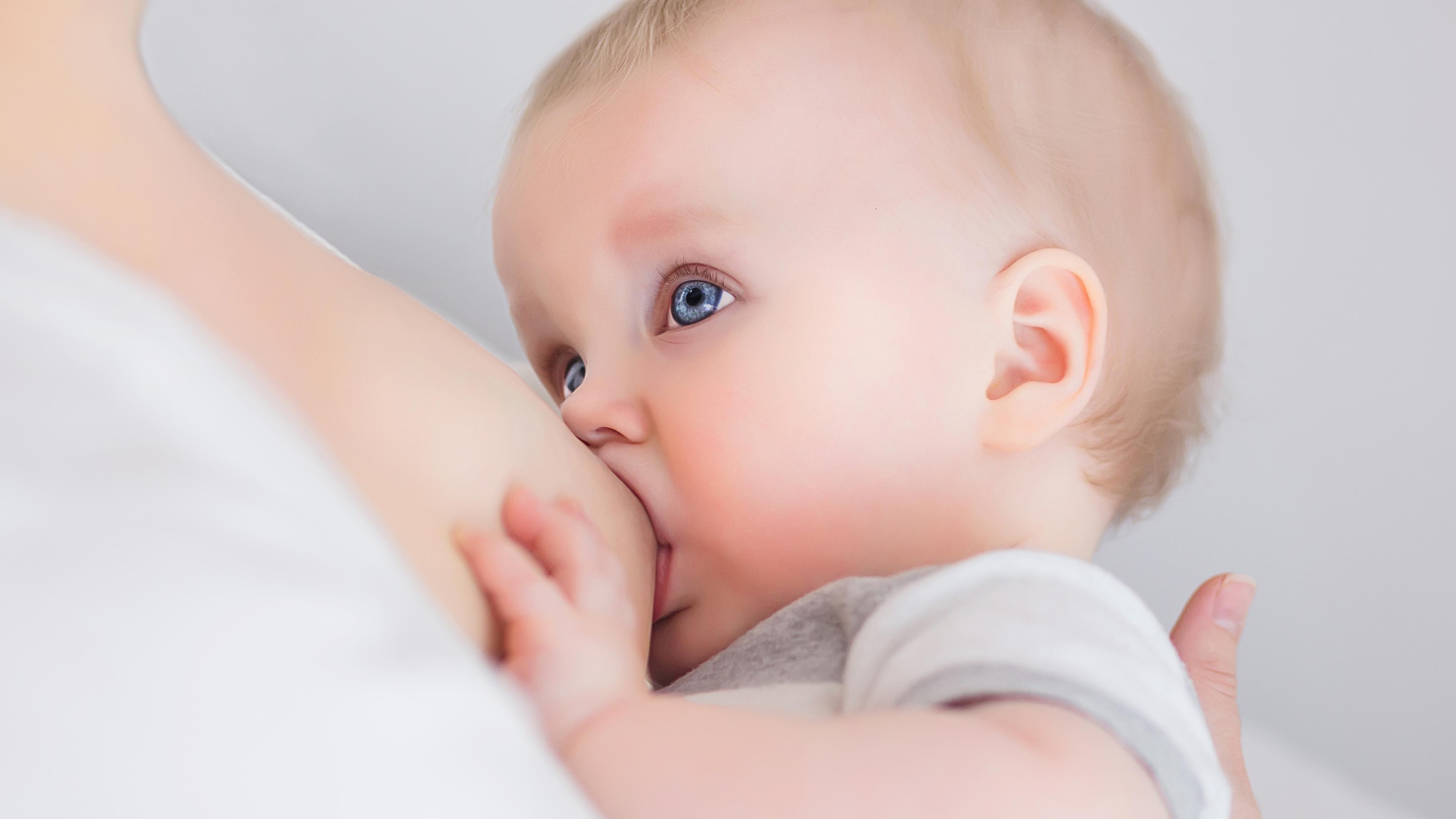 lactancia-materna-verano-vacaciones-consejos-babys-bebe