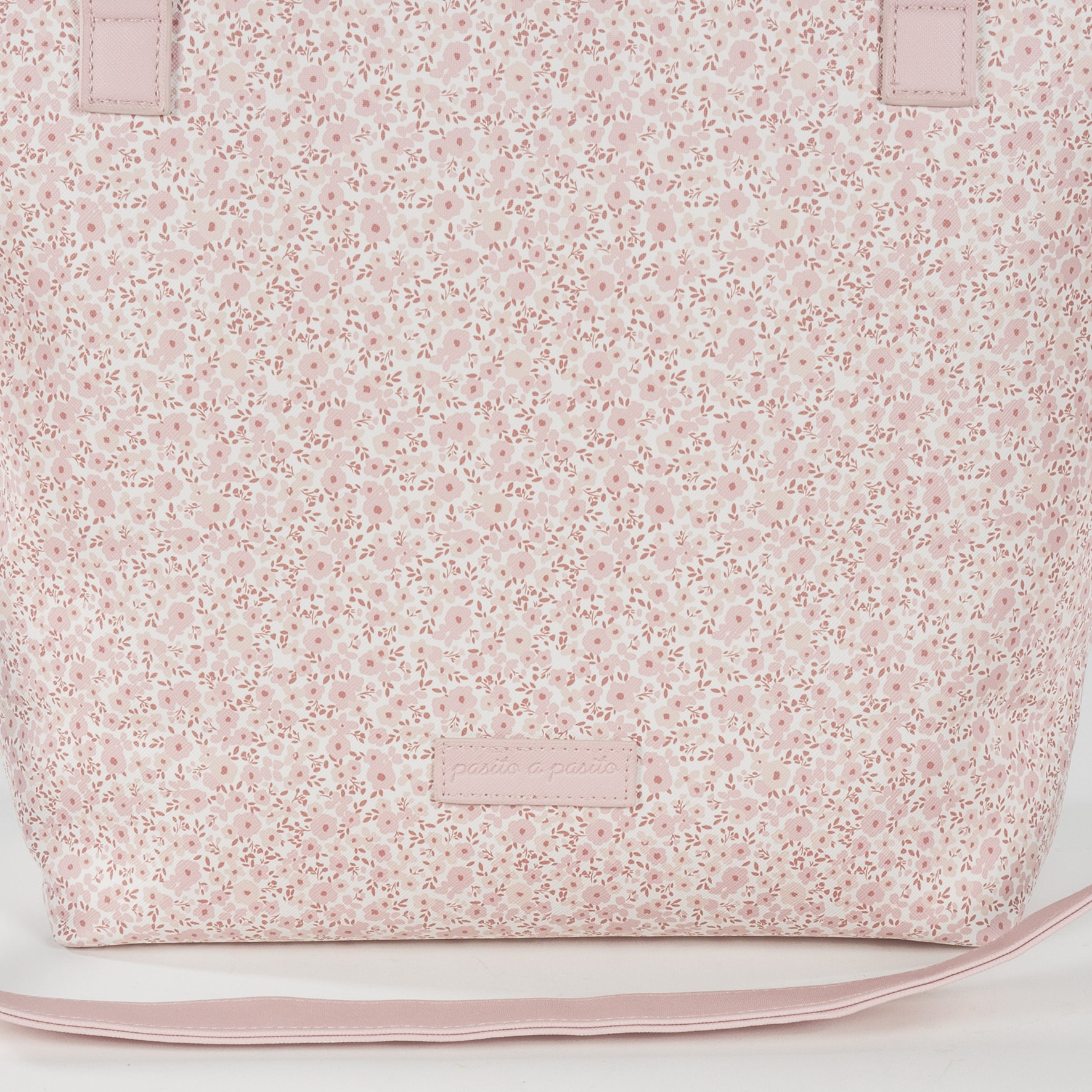 Bolsa Panera Flower Mellow Pasito a Pasito Bolsa panera o bolso para silla de paseo Flower Mellow en polipiel impresa con flores rosa y gris